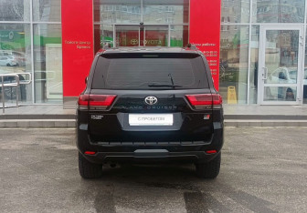 Подержанный автомобиль Toyota Land Cruiser Suv 2022 года (6 фото)