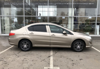 Подержанный автомобиль Peugeot 408 2012 года (8 фото)