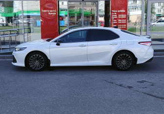 Подержанный автомобиль Toyota Camry Sedan 2022 года (8 фото)