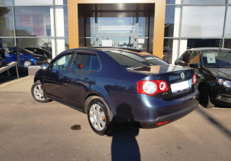 Подержанный автомобиль Volkswagen Jetta Sedan 2010 года (7 фото)