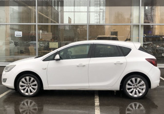 Подержанный автомобиль Opel Astra Hatchback 2011 года (8 фото)