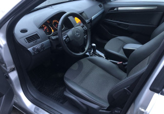 Подержанный автомобиль Opel Astra Sedan 2010 года (10 фото)