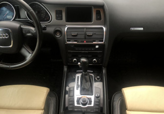 Подержанный автомобиль Audi Q7 2009 года (14 фото)