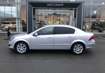 Подержанный автомобиль Opel Astra Sedan 2010 года (4 фото)