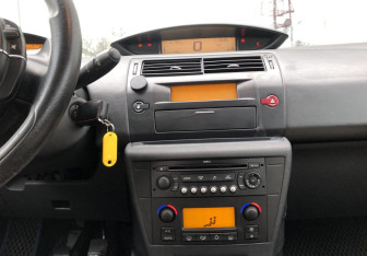 Подержанный автомобиль Citroen C4 Hatchback 2007 года (14 фото)