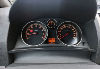 Подержанный автомобиль Opel Zafira Compactvan 2008 года (13 фото)