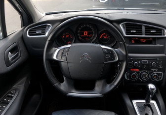 Подержанный автомобиль Citroen C4 Hatchback 2012 года (12 фото)