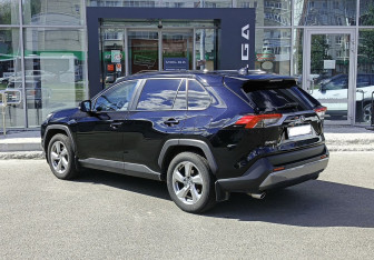 Подержанный автомобиль Toyota RAV4 2020 года (7 фото)