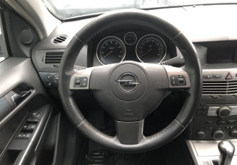 Подержанный автомобиль Opel Astra Hatchback 2005 года (12 фото)