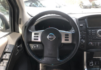 Подержанный автомобиль Nissan Pathfinder 2011 года (12 фото)