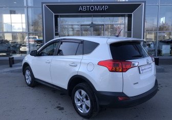 Подержанный автомобиль Toyota RAV4 2013 года (7 фото)