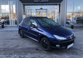 Подержанный автомобиль Peugeot 206 Hatchback 2000 года (3 фото)