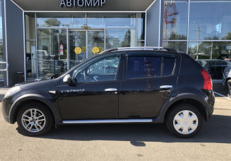 Подержанный автомобиль Renault Sandero 2013 года (8 фото)