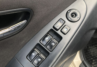 Подержанный автомобиль Hyundai Elantra Sedan 2010 года (13 фото)