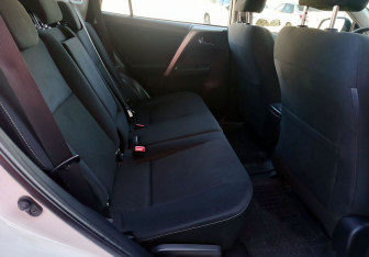 Подержанный автомобиль Toyota RAV4 2013 года (16 фото)