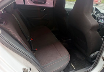 Подержанный автомобиль Skoda Rapid Liftback 2015 года (15 фото)