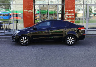 Подержанный автомобиль Kia Rio Sedan 2015 года (8 фото)