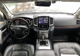 Подержанный автомобиль Toyota Land Cruiser Suv 2020 года (11 фото)