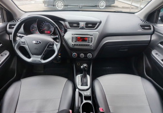 Подержанный автомобиль Kia Rio Sedan 2017 года (15 фото)