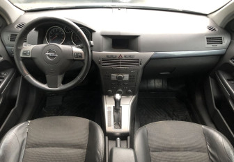 Подержанный автомобиль Opel Astra Hatchback 2005 года (10 фото)