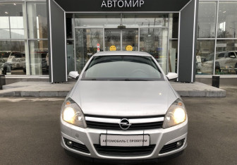 Подержанный автомобиль Opel Astra Hatchback 2005 года (2 фото)