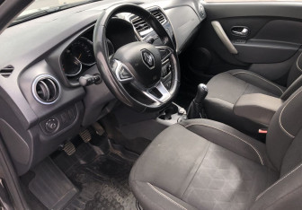 Подержанный автомобиль Renault Sandero 2018 года (9 фото)