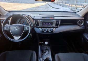 Подержанный автомобиль Toyota RAV4 2013 года (15 фото)