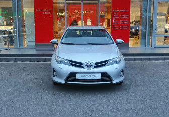 Подержанный автомобиль Toyota Auris Hatchback 2013 года (2 фото)